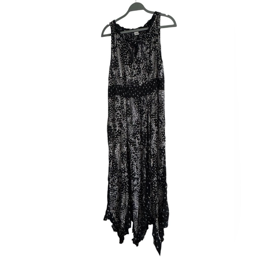 Bila Black and White Floral Print Sleeveless Hankerchief Hem Dress Size XL
